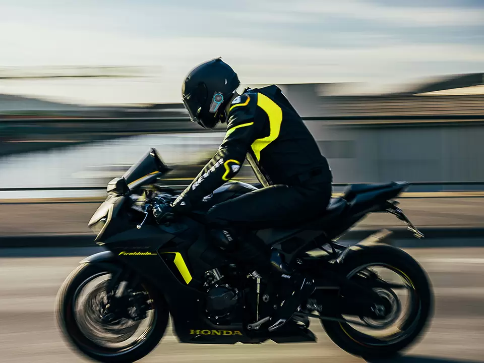 Езда на мотоцикле, исследование природы и военная подготовка