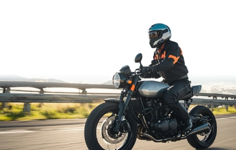 Совместимая с шлемом гарнитура: следующий этап в обеспечении безопасности при езде на мотоцикле благодаря встроенной аудиосистеме.