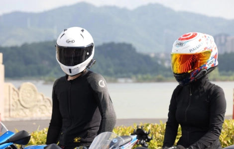 Сохраняйте чёткость, оставайтесь на связи: почему шумоподавляющая Bluetooth-гарнитура для шлема необходима современным мотоциклистам